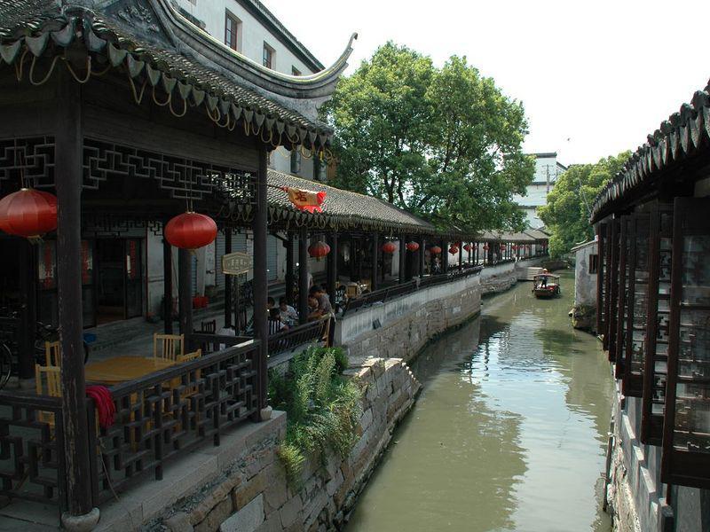 逃离荒废的戏院
